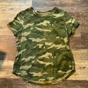 Camo rounded bottom Old Navy T-shirt.